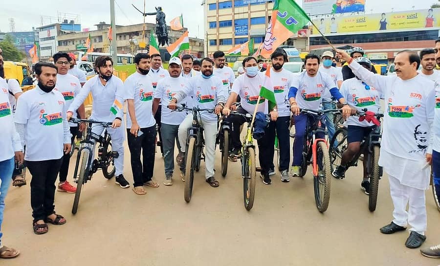 ಸ್ವಾತಂತ್ರ್ಯ ದಿನದ ಅಂಗವಾಗಿ ಹುಬ್ಬಳ್ಳಿಯಲ್ಲಿ ಬಿಜೆಪಿ ಮಹಾನಗರ ಜಿಲ್ಲಾ ಯುವ ಮೋರ್ಚಾ ವತಿಯಿಂದ ಯುವ ಸಂಕಲ್ಪ ಯಾತ್ರೆ ನಡೆಯಿತು. ಪಕ್ಷದ ರಾಜ್ಯ ಪ್ರಧಾನ ಕಾರ್ಯದರ್ಶಿ ಮಹೇಶ ಟೆಂಗಿನಕಾಯಿ, ರಾಜ್ಯ ಶಿಸ್ತು ಸಮಿತಿ ಅಧ್ಯಕ್ಷ ಲಿಂಗರಾಜ ಪಾಟೀಲ, ಯುವ ಮೋರ್ಚಾ ಜಿಲ್ಲಾ ಘಟಕದ ಅಧ್ಯಕ್ಷ ಕಿರಣ ಉಪ್ಪಾರ, ಪ್ರಕಾಶ ಶೃಂಗೇರಿ, ಸಂಗಮ ಹಂಜಿ, ಶಿವಯ್ಯ ಹಿರೇಮಠ, ಶಕ್ತಿ ಹಿರೇಮಠ, ಪವನ್ ತಿಟ್ಟೆ, ಅವಿನಾಶ್ ಹರಿವಾಣ ಇದ್ದಾರೆ