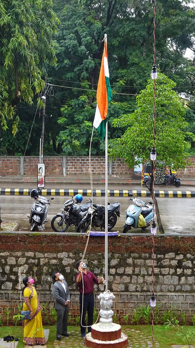 ಮಂಗಳೂರು ಮಹಾನಗರ ಪಾಲಿಕೆಯಲ್ಲಿ ಮೇಯರ್ ಪ್ರೇಮಾನಂದ ಶೆಟ್ಟಿ ಧ್ವಜಾರೋಹಣ ನೆರವೇರಿಸಿದರು.