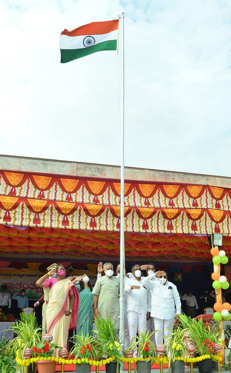 ಯಾದಗಿರಿಯಲ್ಲಿ ನಡೆದ 75ನೇ ಸ್ವಾತಂತ್ರ್ಯೋತ್ಸವ ದಿನಾಚರಣೆಯಲ್ಲಿ ಪ್ರಾಥಮಿಕ ಮತ್ತು ಪ್ರೌಢಶಿಕ್ಷಣ ಸಚಿವ ಬಿ.ಸಿ.ನಾಗೇಶ್ ರಾಷ್ಟ್ರ ಧ್ವಜಾರೋಹಣ ನೇರವೇರಿಸಿದರು