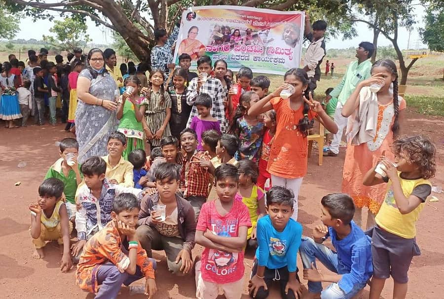 ಬೀದರ್ನ ರಾಜಗೊಂಡ ಕಾಲೊನಿಯಲ್ಲಿ ನಾಗರ ಪಂಚಮಿ ಪ್ರಯುಕ್ತ ಇಂದಿರಾ ಗಾಂಧಿ ಅಭಿಮಾನಿಗಳ ವೇದಿಕೆ ವತಿಯಿಂದ ಬಡ ಮಕ್ಕಳಿಗೆ ಹಾಲು ವಿತರಿಸಲಾಯಿತು