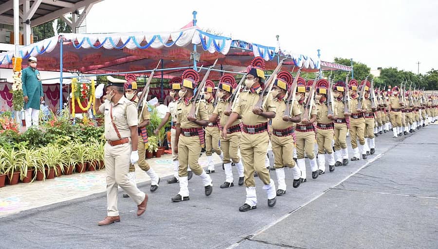ಕೋಲಾರ ಜಿಲ್ಲಾ ಕ್ರೀಡಾಂಗಣದಲ್ಲಿ ಭಾನುವಾರ ನಡೆದ ಸ್ವಾತಂತ್ರ್ಯ ದಿನಾಚರಣೆಯಲ್ಲಿ ಪೊಲೀಸರು ಪಥಸಂಚಲನ ನಡೆಸಿದರು