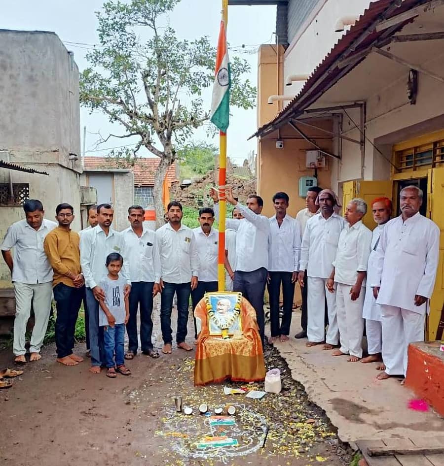 ಪರಮಾನಂದವಾಡಿಯ ಭುವನೇಶ್ವರಿ ವಿವಿಧೋದ್ದೇಶಗಳ ಸಹಕಾರಿ ಸಂಘದಲ್ಲಿ ಸ್ವಾತಂತ್ರ್ಯ ದಿನಾಚರಣೆ ಅಂಗವಾಗಿ ಮೌಲಾಲಿ ಮುಲ್ಲಾ ಪೂಜೆ ಮತ್ತು ಶಾಂತಿನಾಥ ಚಂಡಕೆ ಧ್ವಜಾರೋಹಣ ನೆರವೇರಿಸಿದರು