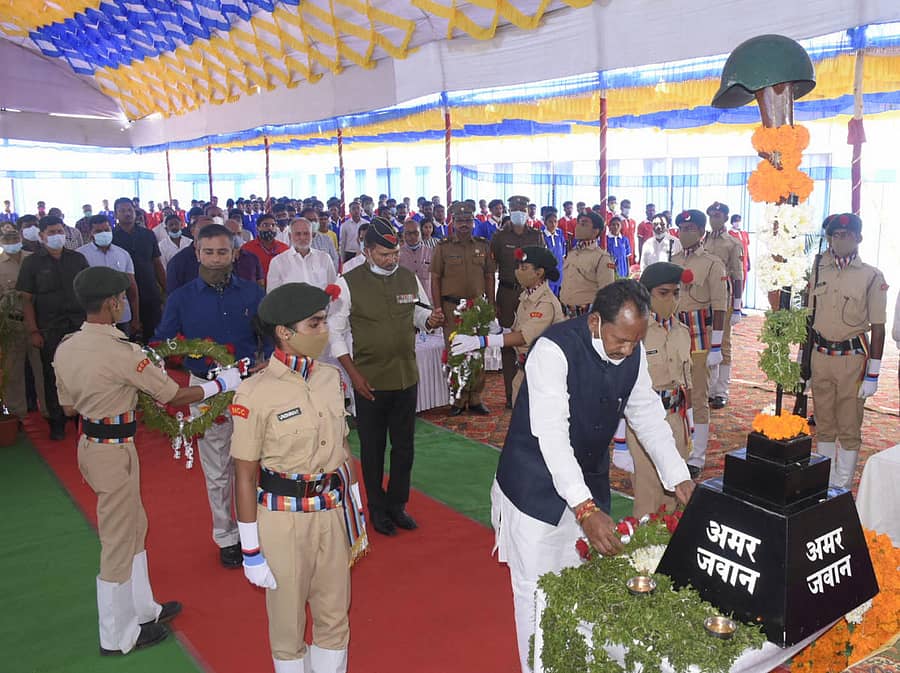 ಬೀದರ್‌ನ ಗ್ಲೊಬಲ್ ಸೈನಿಕ ಅಕಾಡೆಮಿಯಲ್ಲಿ ಅಮರ್‌ ಜವಾನ್‌ ಸ್ಮಾರಕಕ್ಕೆ ಜಿಲ್ಲಾ ಉಸ್ತುವಾರಿ ಸಚಿವ ಪ್ರಭು ಚವಾಣ್ ಪುಷ್ಪಗುಚ್ಛವಿರಿಸಿ ಗೌರವ ಸಲ್ಲಿಸಿದರು