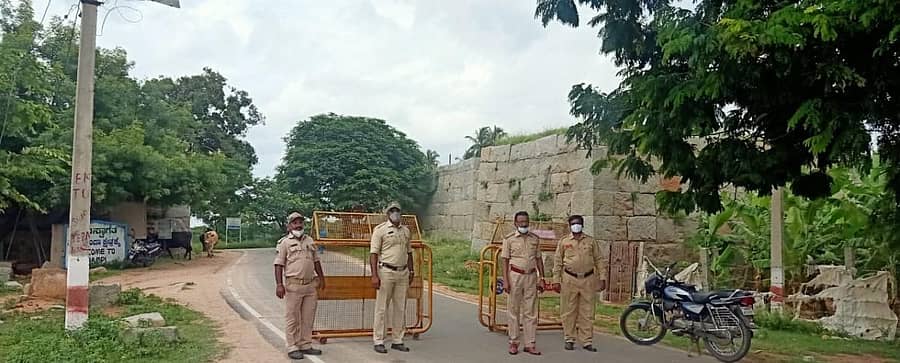 ಹಂಪಿ ಪೋಲಿಸ್ ಠಾಣೆಯ ಸಿಪಿಐ ದೊಡ್ಡಣ್ಣ ಹಾಗೂ ಅವರ ಸಿಬ್ಬಂದಿ ಕಮಲಾಪುರದ ಕೋಟೆ ಆಂಜನೇಯ ಸ್ವಾಮಿ ದೇವಸ್ಥಾನದ ಬಳಿ ಭಾನುವಾರ ಬಂದೋಬಸ್ತ್ ಮಾಡಿದ್ದರು. ವಾರಾಂತ್ಯಕ್ಕೆ ಹಂಪಿಗೆ ಪ್ರವಾಸಿಗರ ಪ್ರವೇಶಕ್ಕೆ ನಿರ್ಬಂಧ ಹೇರಿರುವುದರಿಂದ ಕಟ್ಟುನಿಟ್ಟಿನ ಕ್ರಮ ಕೈಗೊಳ್ಳಲಾಗಿದೆ.