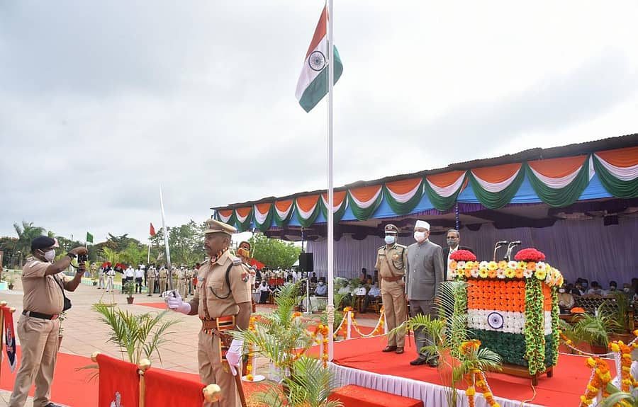 ನೈರುತ್ಯ ರೈಲ್ವೆಯ ಪ್ರಧಾನ ವ್ಯವಸ್ಥಾಪಕ ಸಂಜೀವ ಕಿಶೋರ ರೈಲ್ ಸೌಧದ ಕಚೇರಿಯಲ್ಲಿ ಭಾನುವಾರ ಧ್ವಜಾರೋಹಣ ಮಾಡಿದರು