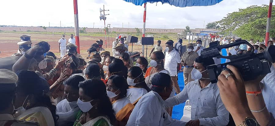 ಹಜ್ ಮತ್ತು ವಕ್ಪ್ ಸಚಿವೆ ಶಶಿಕಲಾ ಜೊಲ್ಲೆ ಅವರಿಗೆ ಕಾಂಗ್ರೆಸ್ ಮಹಿಳಾ ಕಾರ್ಯಕರ್ತೆಯರು ಅಡ್ಡಗಟ್ಟಿ ಘೇರಾವ್ ಹಾಕಿದರು.