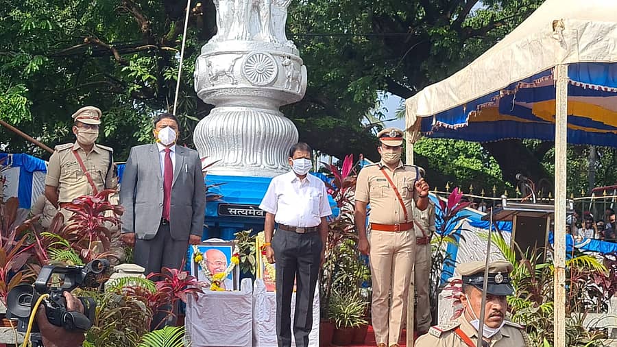 ಮಂಗಳೂರು ನಗರದ ನೆಹರೂ ಮೈದಾನದಲ್ಲಿ ಮೀನುಗಾರಿಕೆ ಸಚಿವ ಎಸ್. ಅಂಗಾರ ಧ್ವಜಾರೋಹಣ ನೆರವೇರಿಸಿದರು.