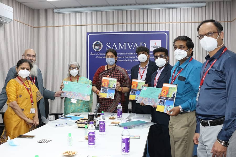 ಸಂವಾದ್ ಕಾರ್ಯಕ್ರಮದಲ್ಲಿ ಕೇಂದ್ರ ಸಚಿವೆ ಸ್ಮೃತಿ ಇರಾನಿ, ನಿಮ್ಹಾನ್ಸ್ ನಿರ್ದೇಶಕಿ ಡಾ. ಪ್ರತಿಮಾ ಮೂರ್ತಿ ಮತ್ತಿತರರು (ಚಿತ್ರಗಳು –ಪಿಐಬಿ)