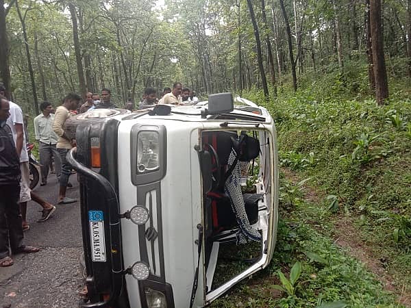 ಮೂಡಿಗೆರೆ ತಾಲ್ಲೂಕಿನ ಕುಂದೂರು ಬಳಿ ಸಾಗುತ್ತಿದ್ದ ಒಮ್ನಿ ವ್ಯಾನಿಗೆ ಕಾಡಾನೆ ತಿವಿದು ನಾಲ್ವರು ಗಾಯಗೊಂಡಿದ್ದಾರೆ.