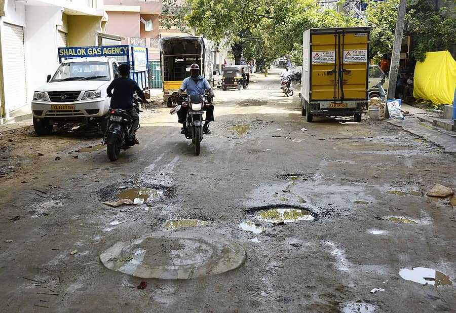 ಗುಂಡಿ ಬಿದ್ದು ಹಾಳಾಗಿರುವ ಶಿವಮೊಗ್ಗದ ಗಾಂಧಿನಗರ ಮುಖ್ಯರಸ್ತೆ.