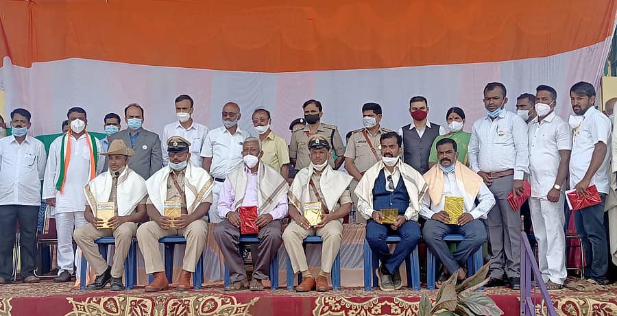 ಹರಪನಹಳ್ಳಿ ತಾಲ್ಲೂಕು ಕ್ರೀಡಾಂಗಣದಲ್ಲಿ ಕೊರೊನಾ ವಾರಿಯರ್ಗಳನ್ನು ಸನ್ಮಾನಿಸಲಾಯಿತು.