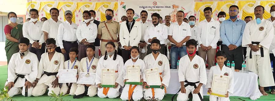 ಬಾಗೇಪಲ್ಲಿ ಪಟ್ಟಣದಲ್ಲಿ ಹಮ್ಮಿಕೊಂಡಿದ್ದ ಸ್ವಾತಂತ್ರ್ಯ ದಿನಾಚರಣೆ ಕಾರ್ಯಕ್ರಮದಲ್ಲಿ ರಾಷ್ಟ್ರೀಯ ಮಟ್ಟದಲ್ಲಿ ಭಾಗವಹಿಸಿದ ಕರಾಟೆಪಟುಗಳಿಗೆ ಗಣ್ಯರು ಪ್ರಶಸ್ತಿ ವಿತರಿಸಿದರು