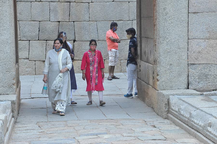 ಚಿತ್ರದುರ್ಗದ ಕಲ್ಲಿನ ಕೋಟೆ ವೀಕ್ಷಣೆ ಮಾಡುತ್ತಿರುವ ಪ್ರವಾಸಿಗರು ಪ್ರಜಾವಾಣಿ ಚಿತ್ರ–ಭವಾನಿ ಮಂಜು