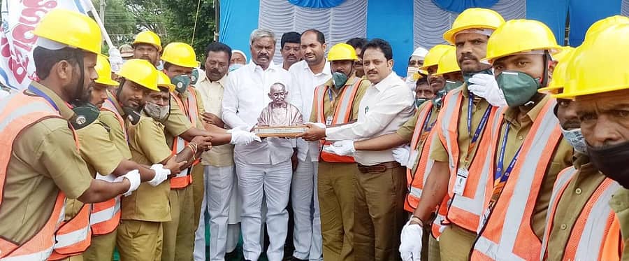 ಹೊಳಲ್ಕೆರೆಯಲ್ಲಿ ನಡೆದ ಸ್ವಾತಂತ್ರ್ಯ ದಿನಾಚರಣೆಯಲ್ಲಿ ಶಾಸಕ ಎಂ.ಚಂದ್ರಪ್ಪ ಅವರು ಪುರಸಭೆ ಮುಖ್ಯಾಧಿಕಾರಿ ಎ.ವಾಸಿಂ ಅವರಿಗೆ 2020ನೇ ಸಾಲಿನ ಸ್ವಚ್ಛ ಸರ್ವೇಕ್ಷಣಾ ರಾಷ್ಟ್ರ ಪ್ರಶಸ್ತಿ ಪ್ರದಾನ ಮಾಡಿದರು (ಎಡಚಿತ್ರ). ಕಾಂಗ್ರೆಸ್ ಕಚೇರಿಯಲ್ಲಿ ನಡೆದ ಕಾರ್ಯಕ್ರಮದಲ್ಲಿ ಮಾಜಿ ಸಚಿವ ಎಚ್. ಆಂಜನೇಯ ಧ್ವಜಾರೋಹಣ ನೆರವೇರಿಸಿದರು. ಬ್ಲಾಕ್ ಕಾಂಗ್ರೆಸ್ ಅಧ್ಯಕ್ಷ ಎಚ್.ಟಿ. ಹನುಮಂತಪ್ಪ, ಪುರಸಭೆ ಸದಸ್ಯ ಬಿ.ಎಸ್. ರುದ್ರಪ್ಪ, ಸಜಿಲ್, ನಜರ್, ಅಲಿಮುಲ್ಲಾ ಷರೀಫ್, ಎಸ್.ಜೆ.ರಂಗಸ್ವಾಮಿ, ಗಂಗಾಧರ್ ಇದ್ದರು.