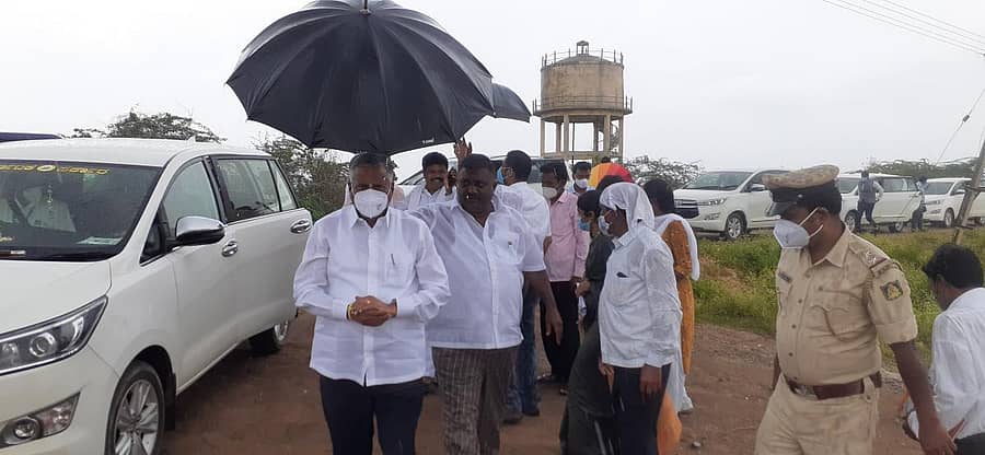 ಶಕ್ತಿನಗರ ಬಳಿಯ ಗುರ್ಜಾಪುರ ಹೊರವಲಯದಲ್ಲಿ ನಿರ್ಮಿಸುತ್ತಿರುವ ಆಶ್ರಯ ಮನೆ ಕಟ್ಟಡಗಳನ್ನು ಭಾನುವಾರ ವಸತಿ ಸಚಿವ ವಿ.ಸೋಮಣ್ಣ ಅವರು ವೀಕ್ಷಿಸಿದರು