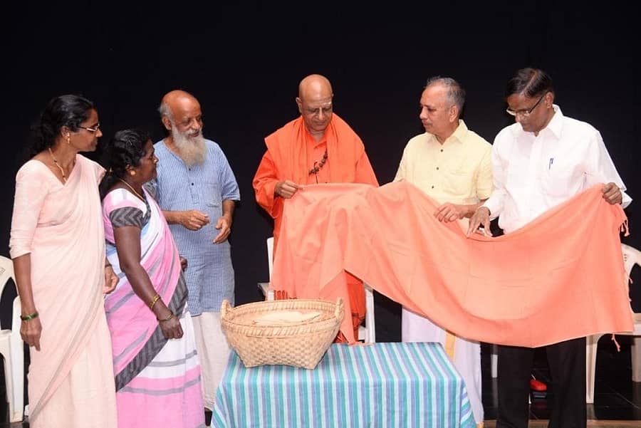 ಹೊಸದುರ್ಗ ತಾಲ್ಲೂಕಿನ ಸಾಣೇಹಳ್ಳಿಯಲ್ಲಿ ಭಾನುವಾರ ನಡೆದ ‘ಪವಿತ್ರ ವಸ್ತ್ರ’ ಸಮರ್ಪಣಾ ಅಭಿಯಾನಕ್ಕೆ ಪಂಡಿತಾರಾಧ್ಯ ಶಿವಾಚಾರ್ಯ ಸ್ವಾಮೀಜಿ ಪವಿತ್ರ ವಸ್ತ್ರ ಸ್ವೀಕರಿಸುವುದರ ಮೂಲಕ ಚಾಲನೆ ನೀಡಿದರು