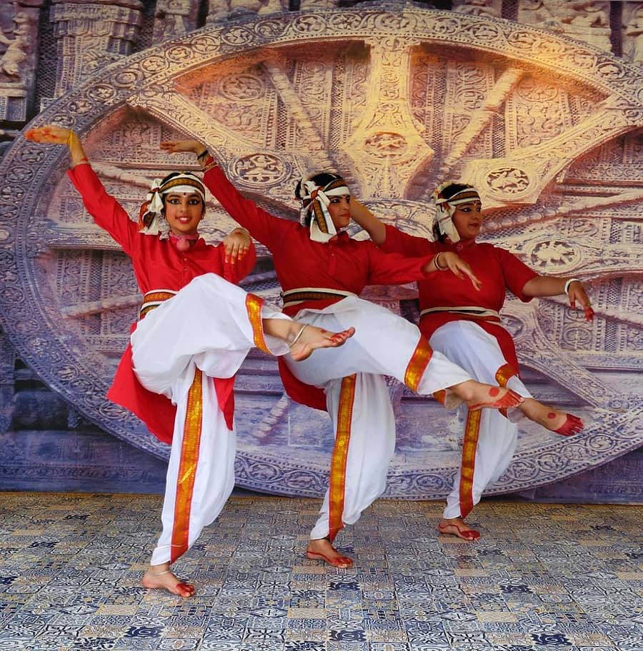 ಮತ್ತೆ ಕಲ್ಯಾಣ ಅಂತರ್ಜಾಲ ಕಾರ್ಯಕ್ರಮದಲ್ಲಿ ಭಾನುವಾರ ಶಿವಮೊಗ್ಗದ ಸಹಚೇತನ ನಾಟ್ಯಾಲಯ ಕೇಂದ್ರ ಹಾಗೂ ಸಾಣೇಹಳ್ಳಿಯ ಭರತ ನಾಟ್ಯ ಶಾಲೆಯ ಕಲಾವಿದರು ವಚನ ನೃತ್ಯ ಪ್ರದರ್ಶಿಸಿದರು