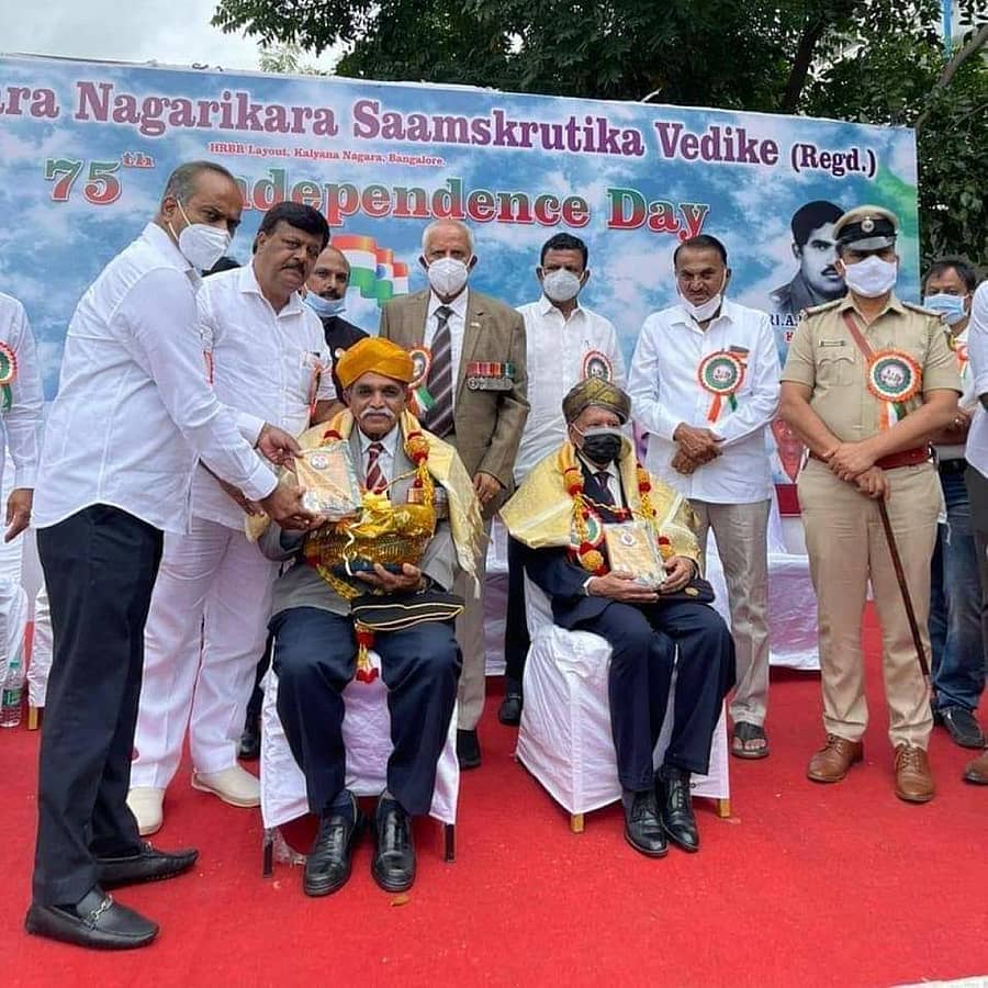 ನಿವೃತ್ತ ಸೇನಾ ಸಿಬ್ಬಂದಿಯನ್ನು ಸಂಸದ ಪಿ.ಸಿ.ಮೋಹನ್ ಸನ್ಮಾನಿಸಿದರು. ಪದ್ಮನಾಭರೆಡ್ಡಿ, ಕಲ್ಯಾಣನಗರ ನಾಗರಿಕರ ಸಾಂಸ್ಕೃತಿಕ ವೇದಿಕೆ ಅಧ್ಯಕ್ಷ ಉತ್ತಪ್ಪ, ಪೊಲೀಸ್ ಅಧಿಕಾರಿ ಸತೀಶ್, ಮುಖಂಡರಾದ ಎಂ.ಎನ್.ರೆಡ್ಡಿ, ಕೆ.ಪಿ.ಮೂರ್ತಿ ಹಾಗೂ ಇತರರು ಇದ್ದರು.