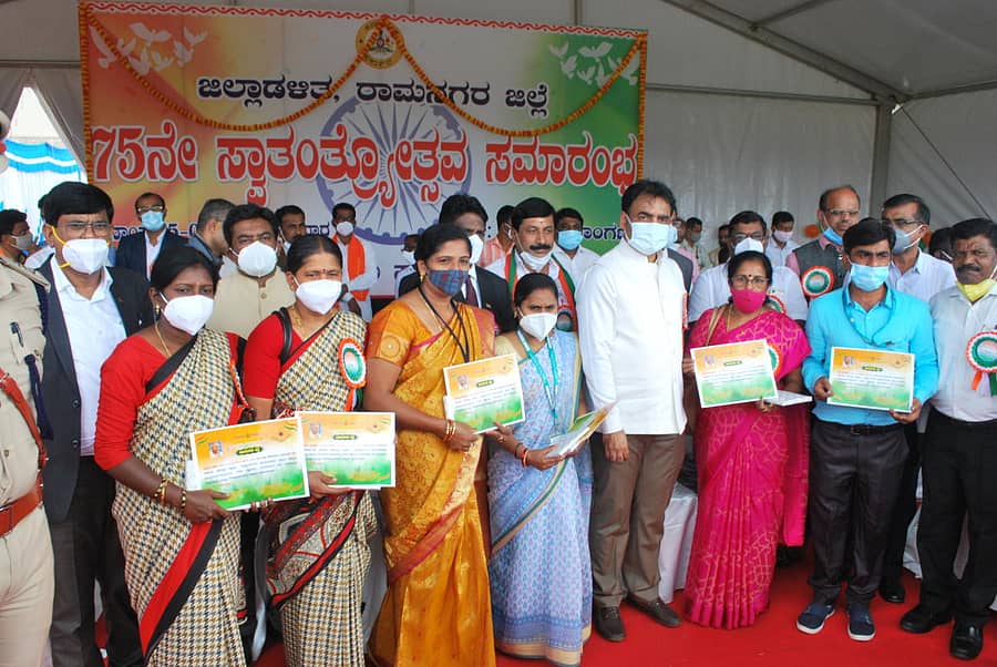 ಜಿಲ್ಲೆಯಲ್ಲಿ ಕೊರೊನಾ ಸಂದರ್ಭ ಉತ್ತಮ ಸೇವೆ ಸಲ್ಲಿಸಿದ ಕೋವಿಡ್ ಸೇನಾನಿಗಳಾದ ವೈದ್ಯರು, ನರ್ಸ್‌ಗಳು, ಆಶಾ ಕಾರ್ಯಕರ್ತೆಯರು, ಪೌರ ಕಾರ್ಮಿಕರನ್ನು ಸಚಿವ ಸಿ.ಎನ್. ಅಶ್ವತ್ಥನಾರಾಯಣ ಸನ್ಮಾನಿಸಿದರು. ಜಿಲ್ಲಾಧಿಕಾರಿ ರಾಕೇಶ್‌ಕುಮಾರ್, ಜಿ.ಪಂ. ಸಿಇಒ ಇಕ್ರಂ, ಹೆಚ್ಚುವರಿ ಜಿಲ್ಲಾಧಿಕಾರಿ ಜವರೇಗೌಡ ಇದ್ದರು