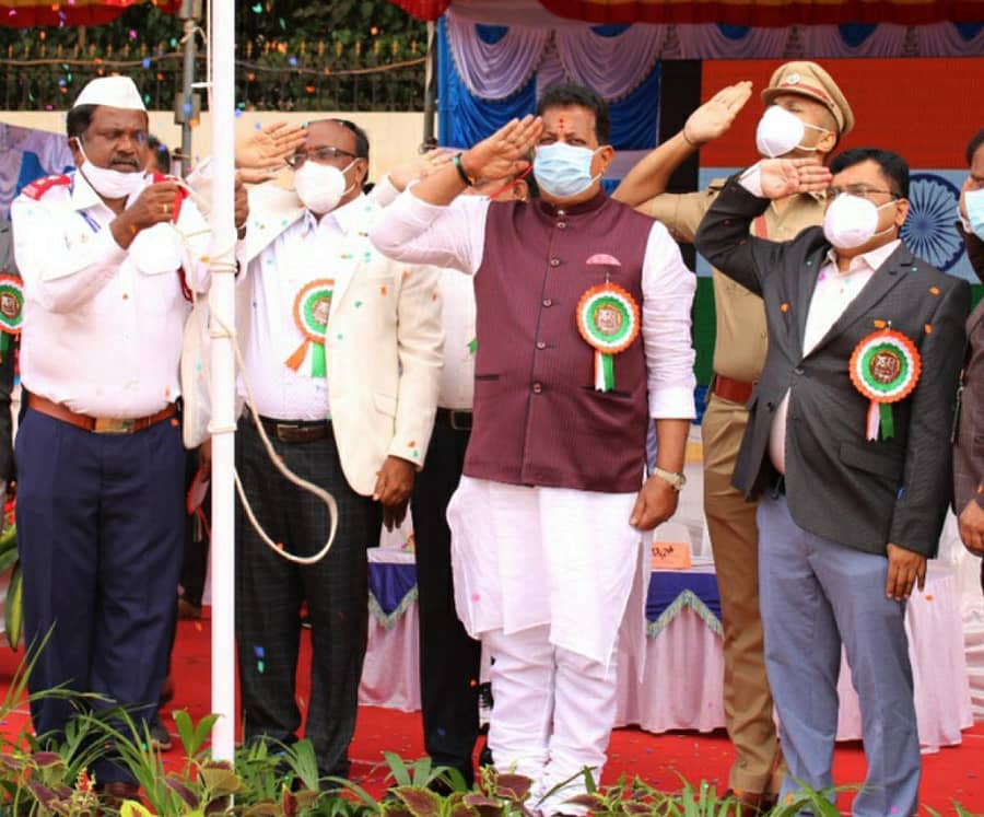 ತಹಶೀಲ್ದಾರ್ ಕೆ.ನರಸಿಂಹಮೂರ್ತಿ ಧ್ವಜಾರೋಹಣ ನೆರವೇರಿಸಿದರು. ಶಾಸಕ ಎಸ್.ಆರ್.ವಿಶ್ವನಾಥ್, ವಿಶೇಷ ತಹಶೀಲ್ದಾರ್ ಬಿ.ಆರ್.ಮಂಜುನಾಥ್ ಹಾಗೂ ಇತರರು ಇದ್ದಾರೆ. 