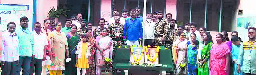 ನಗರಸಭೆಯಲ್ಲಿ ನಡೆದ ಧ್ವಜಾರೋಹಣದಲ್ಲಿ ನಗರಸಭೆ ಅಧ್ಯಕ್ಷ ಡಿ.ಎಸ್.ಆನಂದಬಾಬು ರೆಡ್ಡಿ ಹಾಗೂ ಸಿಬ್ಬಂದಿ ಪಾಲ್ಗೊಂಡಿದ್ದರು