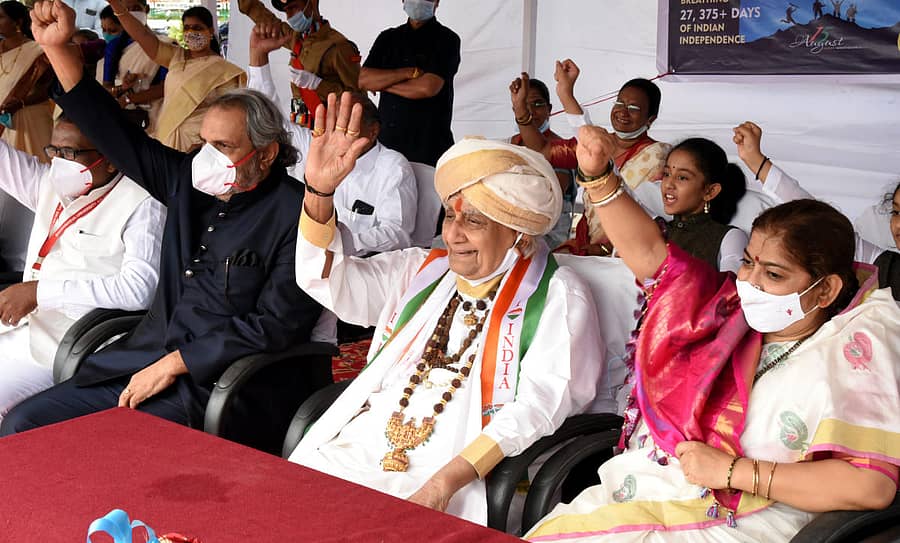 ಕಲಬುರ್ಗಿಯ ಶರಣಬಸವ ವಿಶ್ವವಿದ್ಯಾಲಯದಲ್ಲಿ ಭಾನುವಾರ ಸ್ವಾತಂತ್ರ್ಯೋತ್ಸವ ಅಂಗವಾಗಿ ನಡೆದ ವಿದ್ಯಾರ್ಥಿಗಳ ಪಥಸಂಚಲನ ಕಂಡು ಡಾ.ಶರಣಬಸವಪ್ಪ ಅಪ್ಪ ಹಾಗೂ ದಾಕ್ಷಾಯಿಣಿ ಅವ್ವ ಅವರು ಭಾರತ ಮಾತೆಗೆ ಜೈಕಾರ ಹಾಕಿದ್ದು ಹೀಗೆ