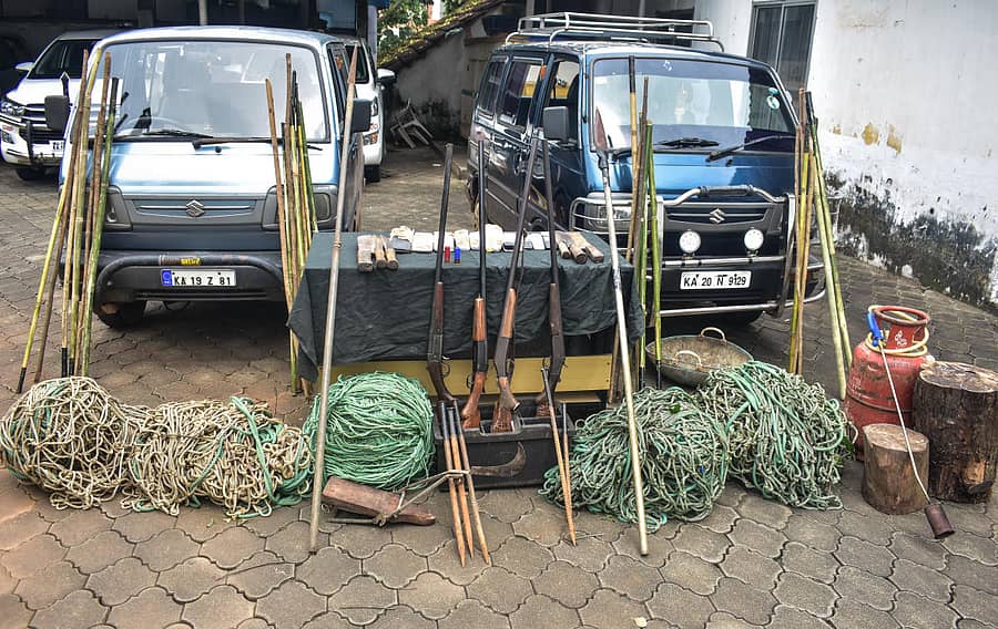 ಮಂಗಳೂರು ನಗರ ಪೊಲೀಸ್ ಕಮಿಷನರ್ ಕಚೇರಿಯಲ್ಲಿ ಸೋಮವಾರ ಆಯೋಜಿಸಿದ್ದ ಪತ್ರಿಕಾಗೋಷ್ಠಿಯಲ್ಲಿ ಪ್ರದರ್ಶಿಸಿದ ಬೇಟೆಗಾರರಿಂದ ವಶಪಡಿಸಿಕೊಂಡ ವಸ್ತುಗಳು –ಪ್ರಜಾವಾಣಿ ಚಿತ್ರ