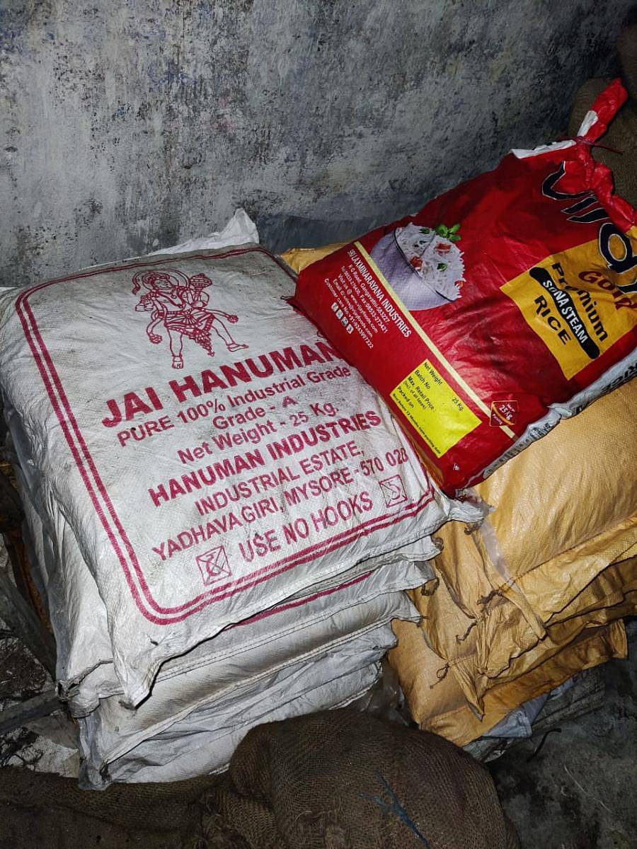 ಮಂಗಳೂರು ನಗರ ಪೊಲೀಸರು ವಶಪಡಿಸಿಕೊಂಡಿರುವ ಅಪಾಯಕಾರಿ ಸ್ಫೋಟಕ ಸಾಮಗ್ರಿಗಳು