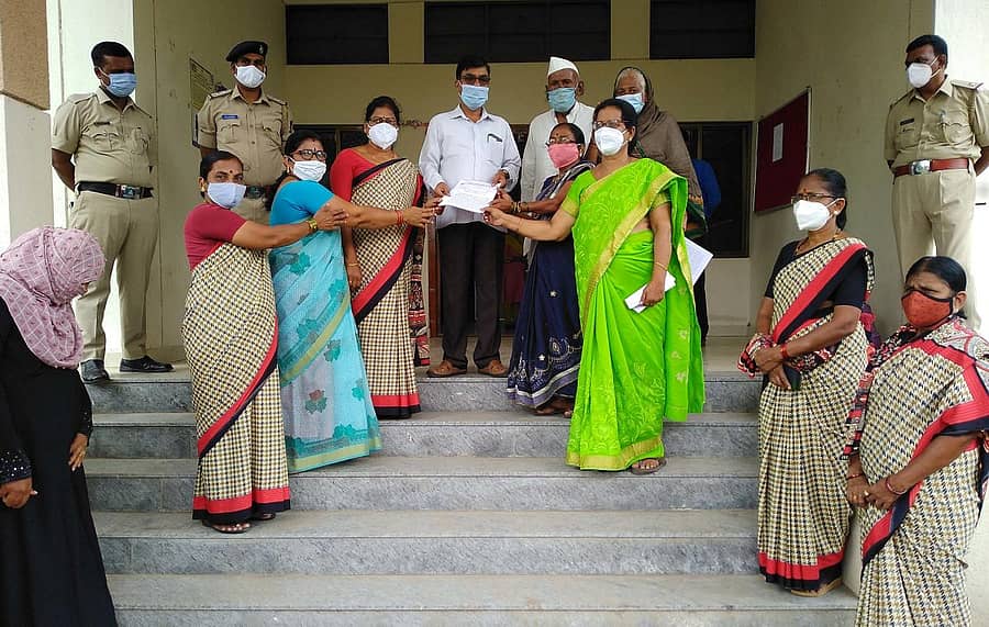 ವಿಜಯಪುರ ಅಂಗನವಾಡಿ ನೌಕರರ ಸಂಘದಿಂದ ವಿವಿಧ ಬೇಡಿಕೆಗಳ ಈಡೇರಿಕೆಗೆ ಆಗ್ರಹಿಸಿ ಮಹಿಳಾ ಮತ್ತು ಮಕ್ಕಳ ಇಲಾಖೆ ಉಪನಿರ್ದೇಶಕ ಕೆ.ಕೆ. ಚವ್ಹಾಣ ಅವರಿಗೆ ಮನವಿ ಸಲ್ಲಿಸಲಾಯಿತು