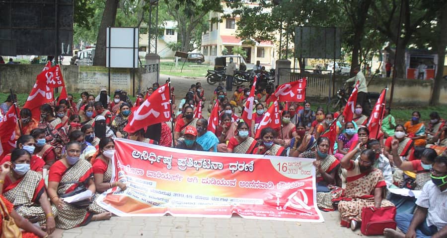 ವಿವಿಧ ಬೇಡಿಕೆ ಈಡೇರಿಕೆಗೆ ಒತ್ತಾಯಿಸಿ ರಾಜ್ಯ ಅಂಗನವಾಡಿ ನೌಕರರ ಸಂಘದ ಸದಸ್ಯರು ಕೋಲಾರದಲ್ಲಿ ಸೋಮವಾರ ಮಹಿಳಾ ಮತ್ತು ಮಕ್ಕಳ ಅಭಿವೃದ್ಧಿ ಇಲಾಖೆ ಉಪ ನಿರ್ದೇಶಕರ ಕಚೇರಿ ಎದುರು ಧರಣಿ ನಡೆಸಿದರು