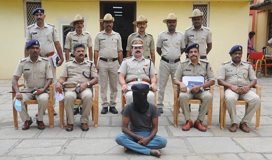 ಬೋಳೆಗಾಂವ ಗ್ರಾಮದಲ್ಲಿ ಆರು ವರ್ಷ ವಯಸ್ಸಿನ ಬಾಲಕಿ ಕೊಲೆ ಪ್ರಕರಣಕ್ಕೆ ಸಂಬಂಧಿಸಿದಂತೆ ಬಂಧಿತನಾಗಿರುವ ಆರೋಪಿ ಸಂಗನಗೌಡ ಬಾಬುಗೌಡ ಬಿರಾದಾರ ಅವನೊಂದಿಗೆ ಪೊಲೀಸರು –ಪ್ರಜಾವಾಣಿ ಚಿತ್ರ