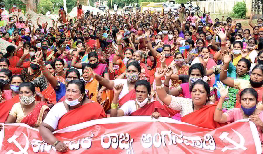 ವಿವಿಧ ಬೇಡಿಕೆ ಈಡೇರಿಕೆಗೆ ಆಗ್ರಹಿಸಿ ಅಂಗನವಾಡಿ ಕಾರ್ಯಕರ್ತೆಯರು ಕರ್ನಾಟಕ ರಾಜ್ಯ ಅಂಗನವಾಡಿ ನೌಕರರ ಸಂಘ, ಸಿಐಟಿಯು ನೇತೃತ್ವದಲ್ಲಿ ಮೈಸೂರಿನ ಜಿಲ್ಲಾಧಿಕಾರಿ ಕಚೇರಿ ಮುಂಭಾಗ ಸೋಮವಾರ ಪ್ರತಿಭಟನೆ ನಡೆಸಿದರು