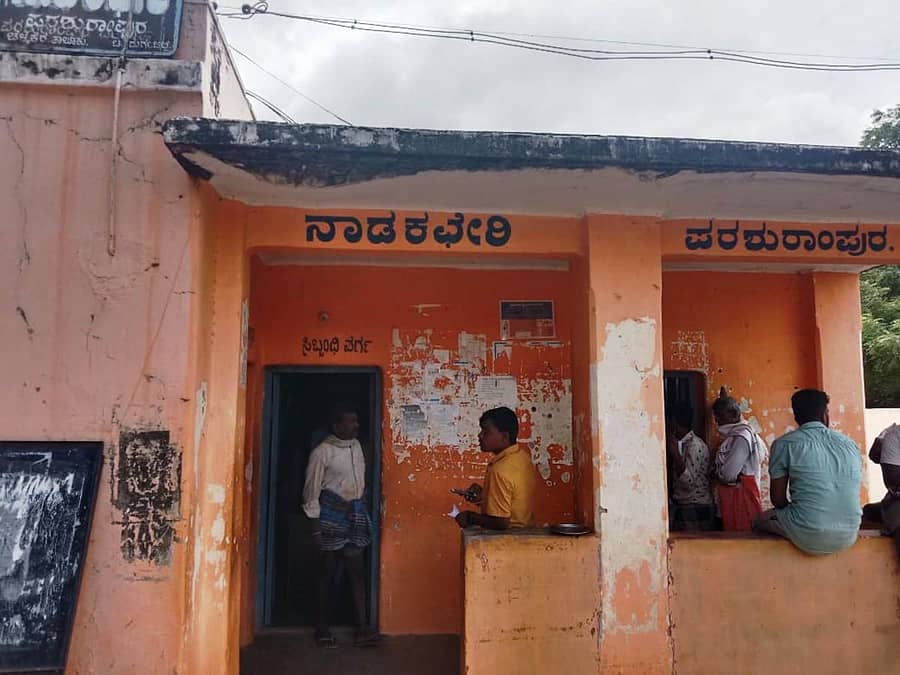 ಪರಶುರಾಂಪುರ ನಾಡಕಚೇರಿ (ಎಡಚಿತ್ರ). ದಾಖಲೆಗಳು ತೋಯ್ದು ಹೋಗದಂತೆ ರಕ್ಷಿಸಲು ತಾಡಪಾಲು ಹಾಕಿರುವುದು.