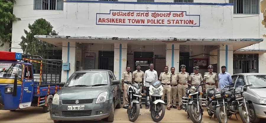 ಅರಸೀಕೆರೆ ನಗರ ಪೊಲೀಸ್ ಠಾಣೆ ಸಿಬ್ಬಂದಿ ವಶಪಡಿಸಿಕೊಂಡಿರುವ ಕಳವು ಮಾಡಿದ್ದ ವಾಹನಗಳು. ಡಿವೈಎಸ್ಪಿ ನಾಗೇಶ್ ಹಾಗೂ ನಗರ ಪೊಲೀಸ್ ಠಾಣೆ ಸಿಬ್ಬಂದಿ ಇದ್ದಾರೆ