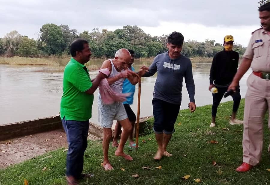 ನದಿಯಲ್ಲಿ ಕೊಚ್ಚಿಕೊಂಡು ಹೋಗುತ್ತಿದ್ದ ವೃದ್ಧರೊಬ್ಬರನ್ನು ರಕ್ಷಿಸಿದ ಕ್ಷಣ