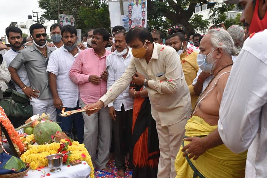 ವೈಟ್ ಟಾಪಿಂಗ್ ಕಾಮಗಾರಿಗೆ ಸಚಿವ ಮುನಿರತ್ನ ಚಾಲನೆ ನೀಡಿದರು. ಬಿಜೆಪಿ ಮುಖಂಡರಾದ ವಿ.ಸಿ.ಚಂದ್ರು, ಎಂ.ಅರುಣ್ ಕುಮಾರ್, ದೇವರಾಜು, ರಾಜೇಶ್ , ನಳಿನಿ, ಜಿ.ಎಚ್.ರಾಮಚಂದ್ರ, ಹನುಮೇಗೌಡ ಹಾಗೂ ಇತರರು ಇದ್ದರು.