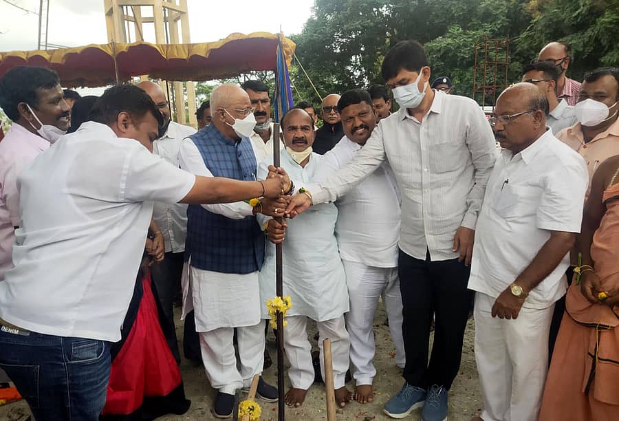ಹರಿಹರದ ಲೇಬರ್ ಕಾಲೊನಿಯ ಉದ್ಯಾನಕ್ಕೆ ಧೂಡಾ ಅನುದಾನದಲ್ಲಿ ನಡೆಯುತ್ತಿರುವ ಕಾಂಪೌಂಡ್ ನಿರ್ಮಾಣ ಕಾಮಗಾರಿಗೆ ಸಂಸದ ಜಿ.ಎಂ. ಸಿದ್ದೇಶ್ವರ ಹಾಗೂ ಶಾಸಕ ಎಸ್. ರಾಮಪ್ಪ ಭೂಮಿ ಪೂಜೆ ನೇರವೇರಿಸಿದರು.
