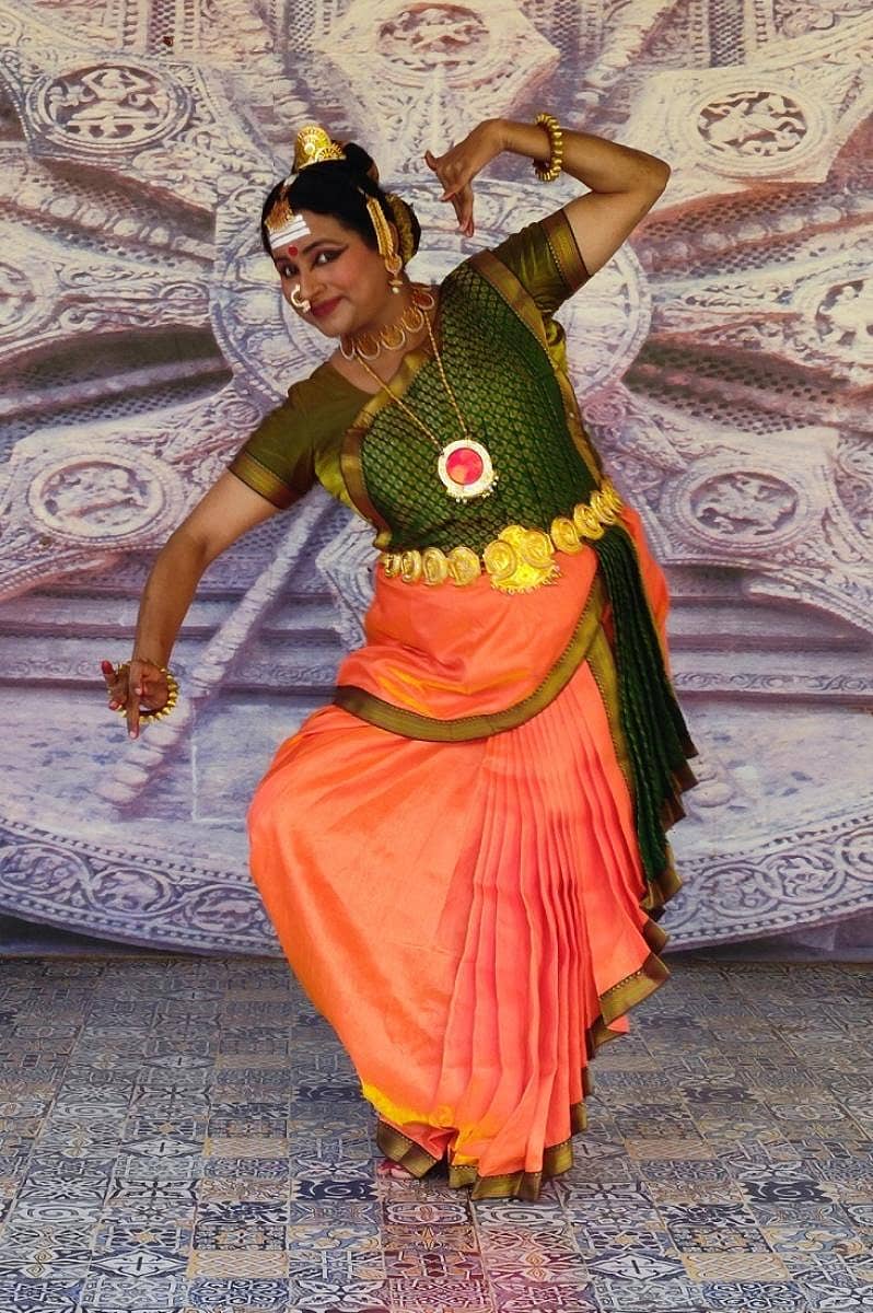 ‘ಮತ್ತೆ ಕಲ್ಯಾಣ’ ಅಂತರ್ಜಾಲ ಕಾರ್ಯಕ್ರಮದಲ್ಲಿ ಸೋಮವಾರ ಸಂಜೆ ಶಿವಮೊಗ್ಗದ ಸಹಚೇತನ ನಾಟ್ಯಾಲಯ ಕೇಂದ್ರ ಹಾಗೂ ಸಾಣೇಹಳ್ಳಿಯ ಭರತ ನಾಟ್ಯ ಶಾಲೆಯ ಕಲಾವಿದರು ವಚನ ನೃತ್ಯ ಪ್ರದರ್ಶಿಸಿದರು.