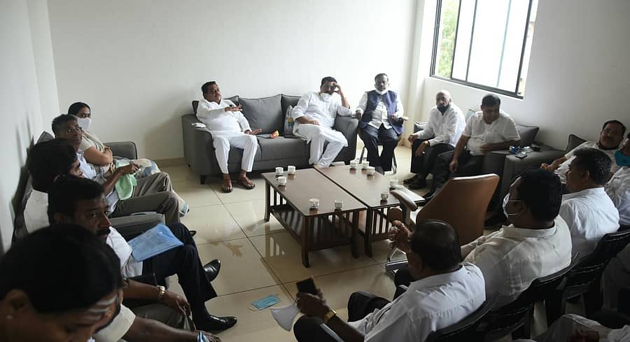 ಬೆಳಗಾವಿಯಲ್ಲಿ ಮಹಾನಗರಪಾಲಿಕೆ ಚುನಾವಣೆ ಹಿನ್ನೆಲೆಯಲ್ಲಿ ನಡೆದ ಕಾಂಗ್ರೆಸ್ ಮುಖಂಡರ ಸಭೆಯಲ್ಲಿ ಶಾಸಕ ಎಂ.ಬಿ. ಪಾಟೀಲ ಮಾತನಾಡಿದರು