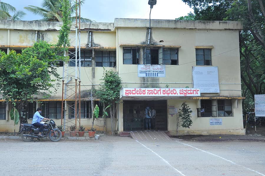 ಚಿತ್ರದುರ್ಗದ ಪ್ರಾದೇಶಿಕ ಸಾರಿಗೆ ಕಚೇರಿ (ಎಡಚಿತ್ರ). ಚಿತ್ರದುರ್ಗದ ಆರ್ಟಿಒ ಕಚೇರಿಯಲ್ಲಿ ಚಾಲನಾ ಪರವಾನಗಿಗೆ ಸಂಬಂಧಿಸಿದ ಶುಲ್ಕ ಪಾವತಿಗೆ ಸರತಿ ಸಾಲಿನಲ್ಲಿ ಕಾಯುತ್ತಿರುವ ಸಾರ್ವಜನಿಕರು.