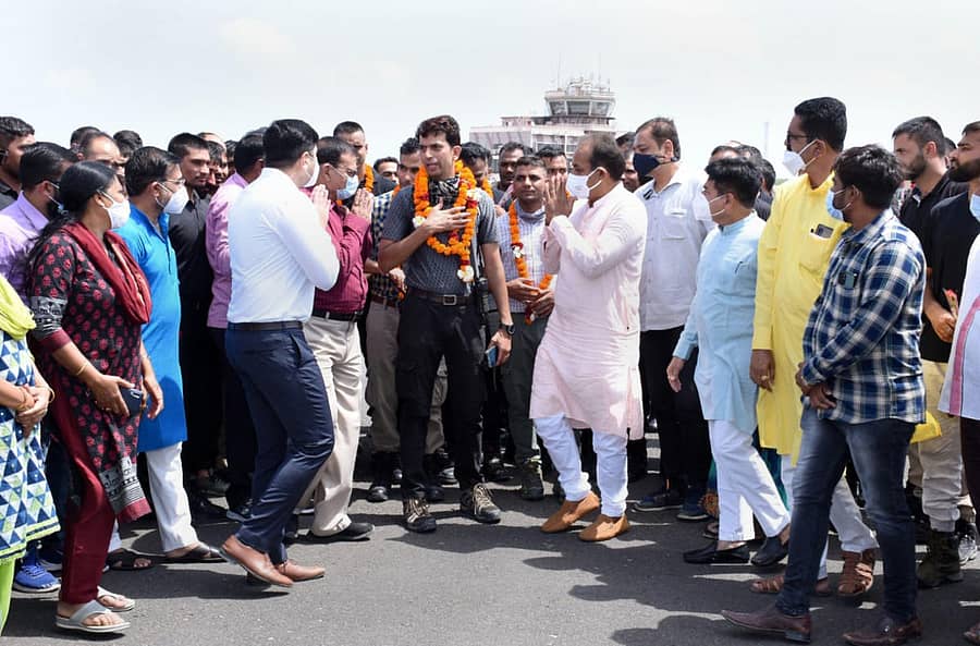 ಅಫ್ಗಾನಿಸ್ತಾನದ ಕಾಬೂಲ್ನಿಂದ ಜಾಮ್ನಗರ ವಾಯುನೆಲೆಗೆ ಆಗಮಿಸಿದ ಭಾರತೀಯ ಅಧಿಕಾರಿಗಳನ್ನು ಸ್ವಾಗತಿಸಲಾಯಿತು –ಪಿಟಿಐ ಚಿತ್ರ