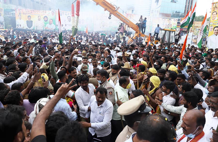 ರಾಯಚೂರಿನಲ್ಲಿ ಮಂಗಳವಾರ ಆಯೋಜಿಸಿದ್ದ ವಿಭಾಗಮಟ್ಟದ ಕಾಂಗ್ರೆಸ್‌ ಸಮಾವೇಶದಲ್ಲಿ ಕಾಂಗ್ರೆಸ್‌ ಕಾರ್ಯಕರ್ತರು ಕೋವಿಡ್‌ ನಿಯಮ ಉಲ್ಲಂಘಿಸಿ ಮಹಾತ್ಮಗಾಂಧಿ ವೃತ್ತದಲ್ಲಿ ನೂರಾರು ಸಂಖ್ಯೆಯಲ್ಲಿ ನೆರೆದಿದ್ದರು. ಸಮಾವೇಶದಲ್ಲಿ ಪಾಲ್ಗೊಂಡ ನಾಯಕರಿಗೆ ಕ್ರೇನ್‌ ನೆರವಿನಿಂದ ಬೃಹತ್‌ ಪುಷ್ಪಮಾಲೆ ಹಾಕಿದರು
