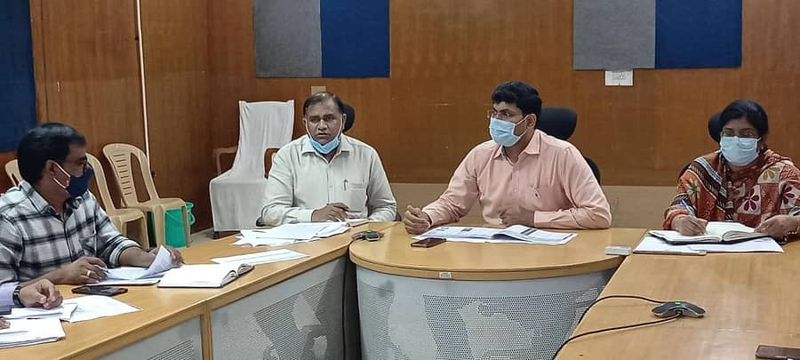 ಬೀದರ್‌ನ ಜಿಲ್ಲಾಧಿಕಾರಿ ಕಚೇರಿಯಲ್ಲಿ ನಡೆದ ಅಧಿಕಾರಿಗಳ ಸಭೆಯಲ್ಲಿ ಜಿಲ್ಲಾಧಿಕಾರಿ ರಾಮಚಂದ್ರನ್‌ ಆರ್‌ ಮಾತನಾಡಿದರು. ಡಾ.ವಿ.ಜಿ.ರೆಡ್ಡಿ, ಜಹೀರಾ ನಸೀಮ್‌ ಇದ್ದಾರೆ