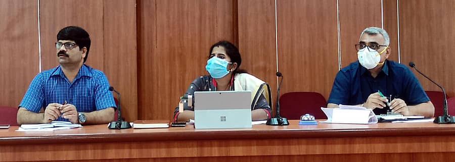 ಕಾರವಾರದ ಜಿಲ್ಲಾ ಪಂಚಾಯಿತಿ ಕಚೇರಿಯಲ್ಲಿ ಮಂಗಳವಾರ ಜಿ.ಪಂ. ಸಿ.ಇ.ಒ ಎಂ.ಪ್ರಿಯಾಂಗಾ ಅವರ ಅಧ್ಯಕ್ಷತೆಯಲ್ಲಿ, ಕೋವಿಡ್ 19 ಮತ್ತು ಸಾರ್ವತ್ರಿಕಾ ಲಸಿಕಾ ಕಾರ್ಯಕ್ರಮದ (ನ್ಯೂಮೊಕೋಲ್ ಕಾಂಜಿನೇಟ್) ಜಿಲ್ಲಾಮಟ್ಟದ ಲಸಿಕಾ ಕಾರ್ಯಪಡೆಯ ಸಭೆ ನಡೆಯಿತು. ವೈದ್ಯಾಧಿಕಾರಿಗಳಾದ ಡಾ.ಶರದ್ ನಾಯಕ ಹಾಗೂ ಡಾ.ರಮೇಶ ರಾವ್ ಇದ್ದಾರೆ.