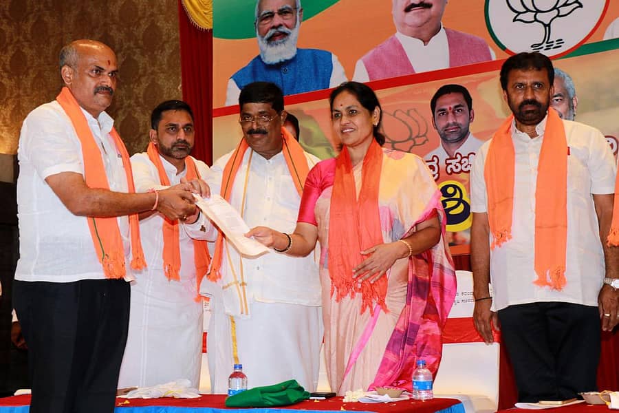 ಹಾಸನದಲ್ಲಿ ಜನಾಶೀರ್ವಾದ ಯಾತ್ರೆ ಅಂಗವಾಗಿ ಏರ್ಪಡಿಸಿದ್ದ ಕಾರ್ಯಕ್ರಮದಲ್ಲಿ ಬಿಜೆಪಿ ಜಿಲ್ಲಾ ಘಟಕದ ಅಧ್ಯಕ್ಷ ಎಚ್.ಕೆ.ಸುರೇಶ್ ಅವರು ಜಿಲ್ಲೆಯ ಕೃಷಿ ಸಮಸ್ಯೆ ಬಗ್ಗೆ ಕೇಂದ್ರ ಕೃಷಿ ಮತ್ತು ರೈತರ ಕಲ್ಯಾಣ ಖಾತೆ ರಾಜ್ಯ ಸಚಿವೆ ಶೋಭಾ ಕರಂದ್ಲಾಜೆ ಅವರಿಗೆ ಮನವಿ ಪತ್ರ ಸಲ್ಲಿಸಿದರು. ಸಚಿವ ಕೆ.ಗೋಪಾಲಯ್ಯ, ಶಾಸಕರಾದ ಪ್ರೀತಂ ಗೌಡ, ನಾಗೇಂದ್ರ ಇದ್ದಾರೆ.