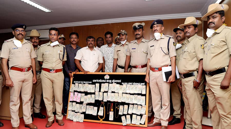 ಇಳಕಲ್ ಪೊಲೀಸರು ಬಂಧಿಸಿದ ಕಳ್ಳರ ತಂಡದಿಂದ ವಶಪಡಿಸಿಕೊಂಡ ನಗದು ಹಾಗೂ ಚಿನ್ನಾಭರಣ