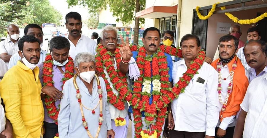 ಕೋಲಾರ ಎಪಿಎಂಸಿ ಅಧ್ಯಕ್ಷಗಾದಿಗೆ ಮಂಗಳವಾರ ನಡೆದ ಚುನಾವಣೆಯಲ್ಲಿ ಗೆಲುವು ಸಾಧಿಸಿದ ಸಿ.ಎಂ.ಮಂಜುನಾಥ್ ಅವರಿಗೆ ಬೆಂಬಲಿಗರು ಹೂವಿನ ಹಾರ ಹಾಕಿ ಶುಭ ಕೋರಿದರು