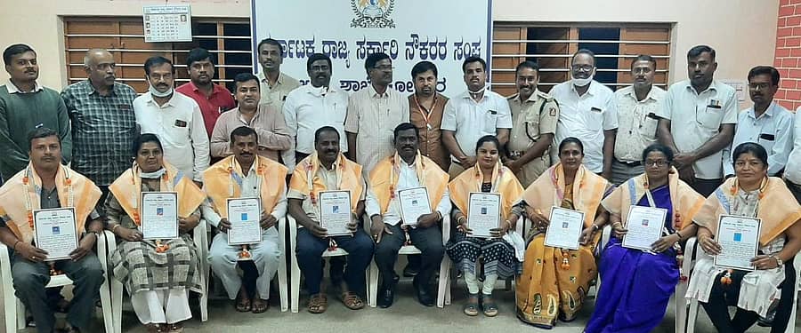 ಜಿಲ್ಲಾ ಸರ್ಕಾರಿ ನೌಕರರ ಸಂಘದ ನೂತನ ನಾಮನಿರ್ದೇಶಕ ಸದಸ್ಯರನ್ನು ಕೋಲಾರದಲ್ಲಿ ಮಂಗಳವಾರ ಸನ್ಮಾನಿಸಲಾಯಿತು