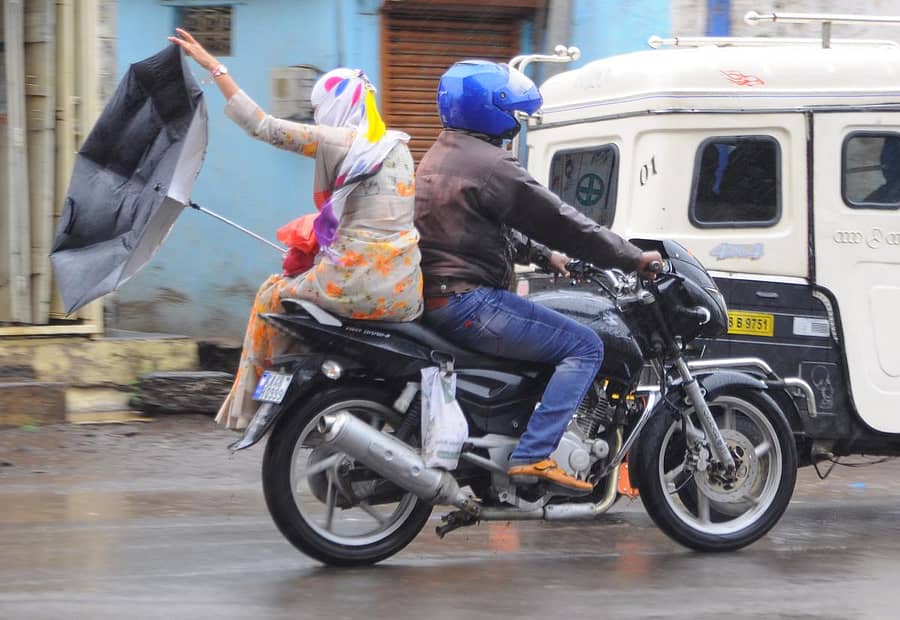 ವಿಜಯಪುರ ನಗರದಲ್ಲಿ ಸುರಿಯುವ ಮಳೆಯ ನಡುವೆ ಬೈಕ್ ಮೇಲೆ ತೆರಳುತ್ತಿರುವಾಗ ಗಾಳಿಗೆ ತಿರುವಿಕೊಂಡು ಛತ್ರಿಯನ್ನು ಸರಿಪಡಿಸಿಕೊಳ್ಳುತ್ತಿರುವ ಮಹಿಳೆ –ಪ್ರಜಾವಾಣಿ ಚಿತ್ರ