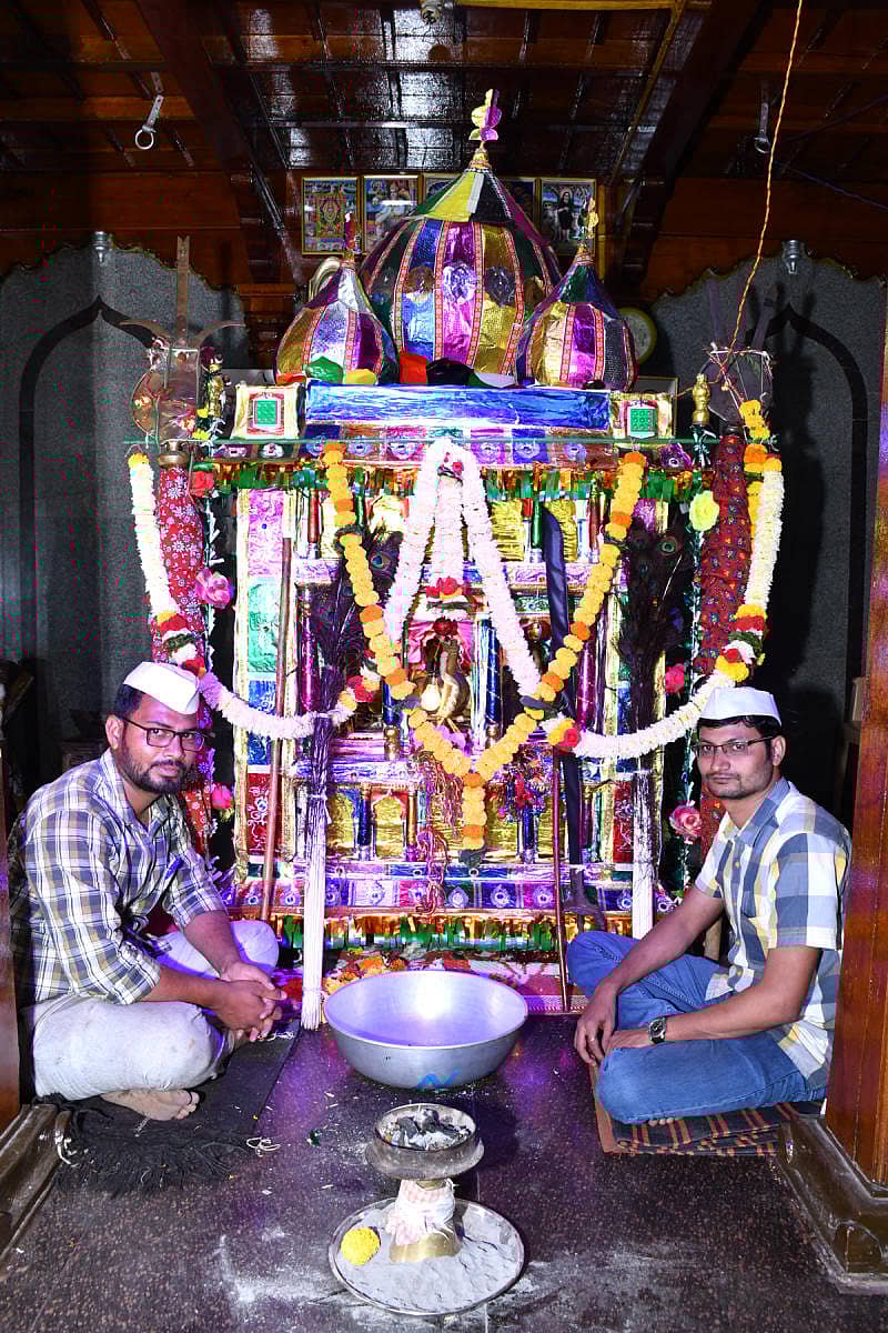 ತಲ್ಲೂರ ಸಮೀಪದ ಆಲದಕಟ್ಟಿ ಕೆ.ಎಂ. ಗ್ರಾಮದಲ್ಲಿನ ಫಕ್ಕೀರೇಶ್ವರ ಡೋಲಿ